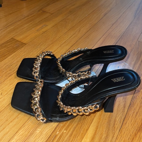 NWT! Zara sexy heel w gold chain - size 7.5 - Picture 2 of 3